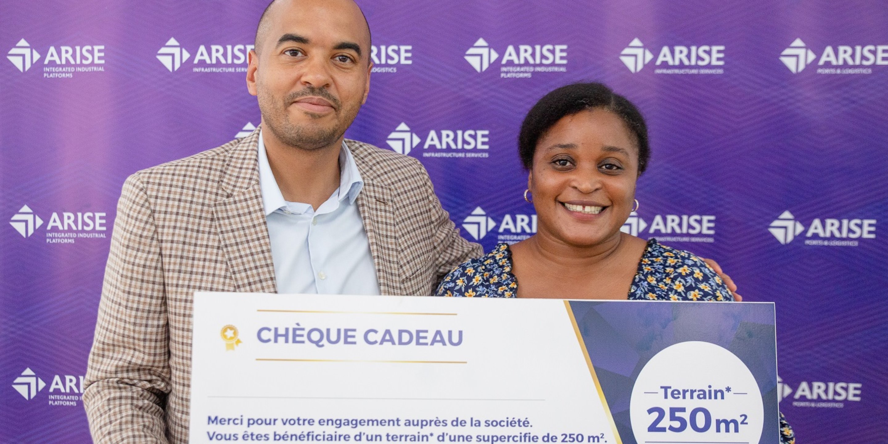 Dans le cadre de sa politique de responsabilité sociétale des entreprises (RSE), le 29 décembre 2023, les représentants du groupe Arise ont offerts à 80 de leurs collaborateurs des terres avec titre foncier situé dans la commune d’Owendo.
La cérémonie présidée par le Directeur Pays – Arise, Igor Simard, s’est tenue au Nouveau Port International d’Owendo (NOIP).
Ce sont 8,5 hectares de terrains, avec titre foncier, qui ont été offerts aux employés gabonais du groupe travaillant à Gabon Special Economic Zone (GSEZ), à l’Aéroport De Libreville (ADL), au Nouveau Port International d’Owendo (NOIP) ainsi qu’au Port Minéralier d’Owendo (OMP).