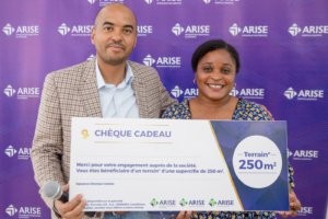 Dans le cadre de sa politique de responsabilité sociétale des entreprises (RSE), le 29 décembre 2023, les représentants du groupe Arise ont offerts à 80 de leurs collaborateurs des terres avec titre foncier situé dans la commune d’Owendo. La cérémonie présidée par le Directeur Pays – Arise, Igor Simard, s’est tenue au Nouveau Port International d’Owendo (NOIP). Ce sont 8,5 hectares de terrains, avec titre foncier, qui ont été offerts aux employés gabonais du groupe travaillant à Gabon Special Economic Zone (GSEZ), à l’Aéroport De Libreville (ADL), au Nouveau Port International d’Owendo (NOIP) ainsi qu’au Port Minéralier d’Owendo (OMP).